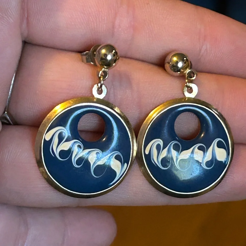 Vintage Navy Enamel Swirl Dangle Earrings Gold Tone Retro Statement Jewelry - Picture 3 of 9